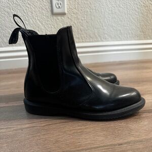 FLORA WOMEN'S SMOOTH LEATHER CHELSEA BOOTS